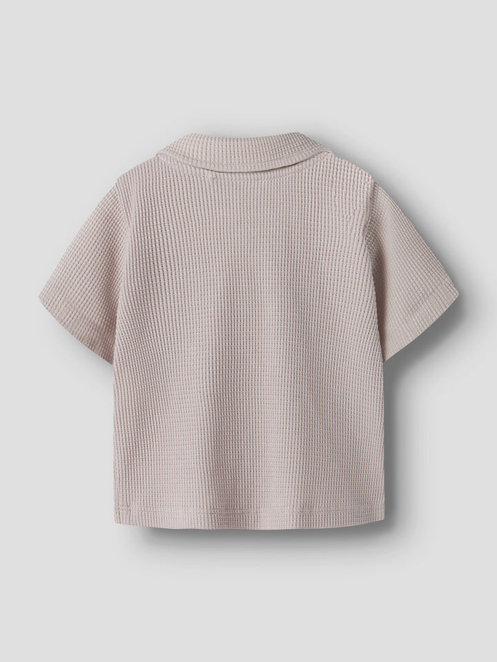 Beige baby skjorta i mjuk skön ekologisk  bomull till bebis pojke. Kortärmad skjorta till nyfödd pojke från Name it.
NBMHUSK SS SHIRT
13255872