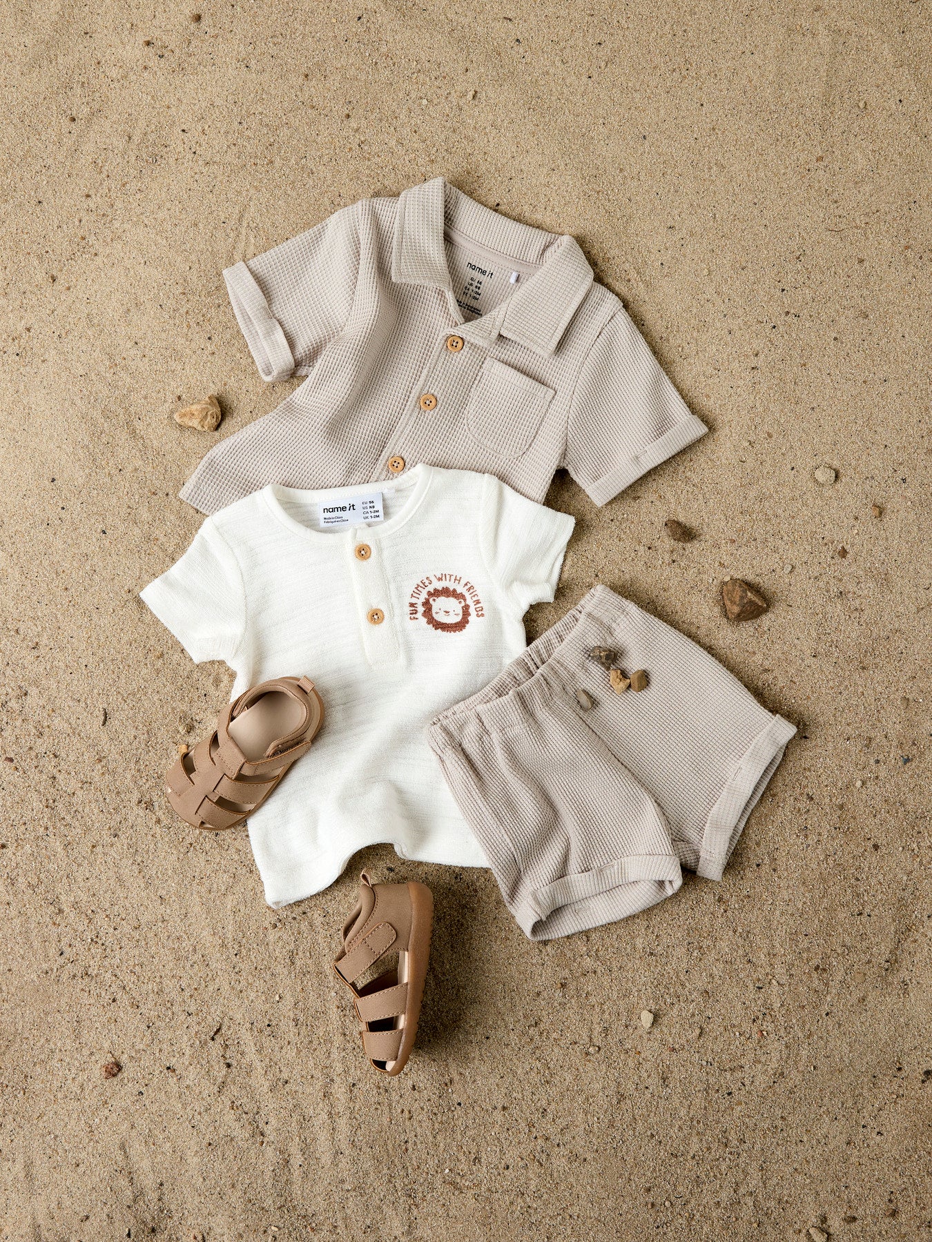 Beige baby skjorta i mjuk skön ekologisk  bomull till bebis pojke. Kortärmad skjorta till nyfödd pojke från Name it.
NBMHUSK SS SHIRT
13255872