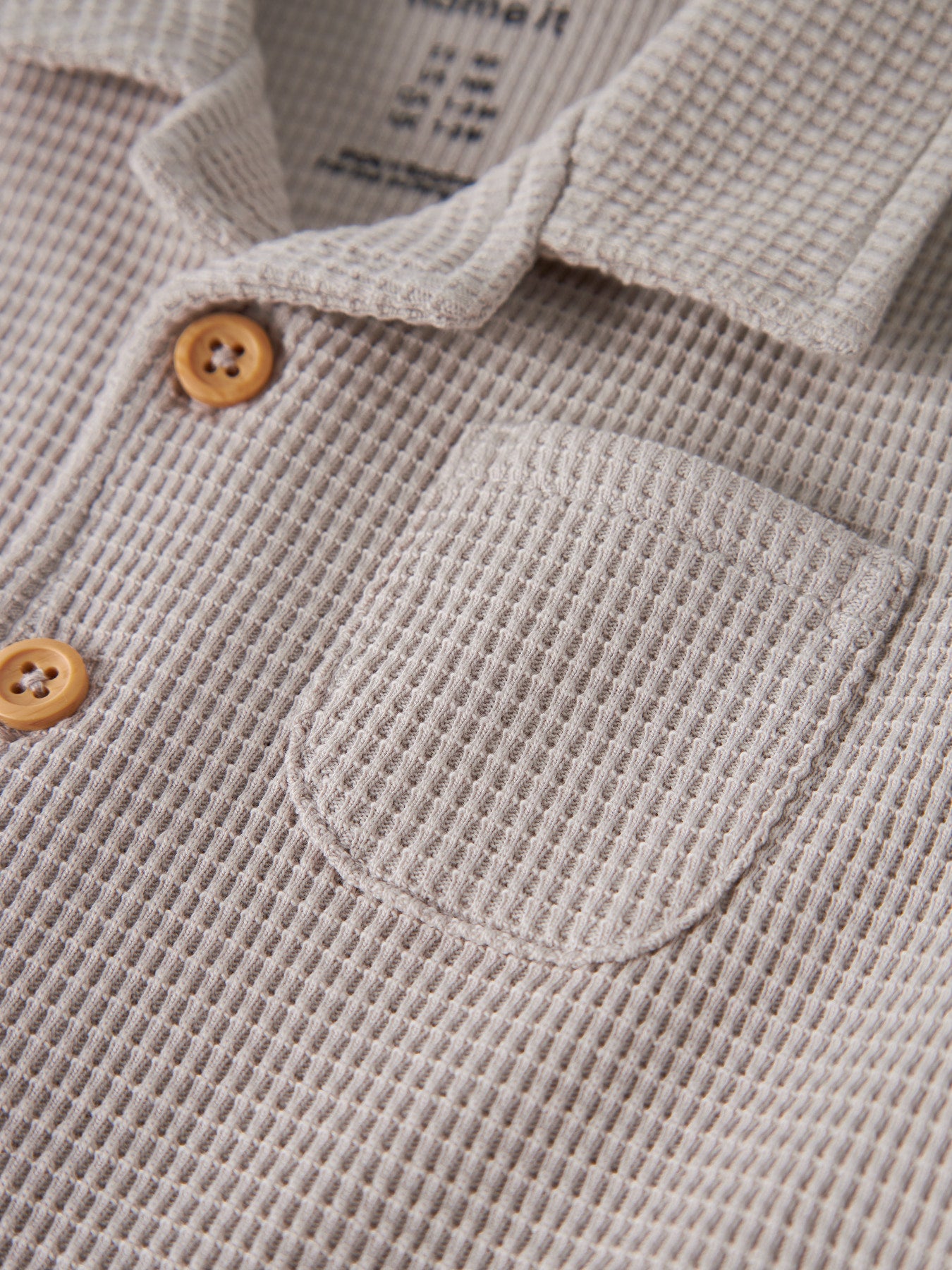 Beige baby skjorta i mjuk skön ekologisk  bomull till bebis pojke. Kortärmad skjorta till nyfödd pojke från Name it.
NBMHUSK SS SHIRT
13255872