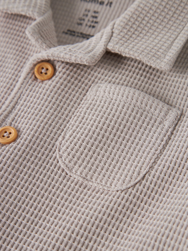 Beige baby skjorta i mjuk skön ekologisk  bomull till bebis pojke. Kortärmad skjorta till nyfödd pojke från Name it.
NBMHUSK SS SHIRT
13255872