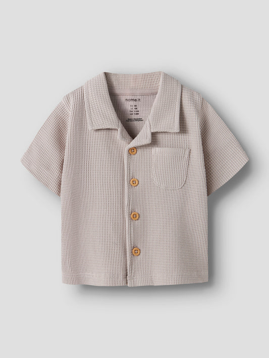 Beige baby skjorta i mjuk skön ekologisk  bomull till bebis pojke. Kortärmad skjorta till nyfödd pojke från Name it.
NBMHUSK SS SHIRT
13255872