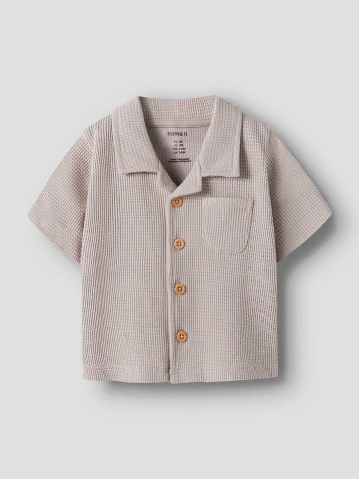 Beige baby skjorta i mjuk skön ekologisk  bomull till bebis pojke. Kortärmad skjorta till nyfödd pojke från Name it.
NBMHUSK SS SHIRT
13255872