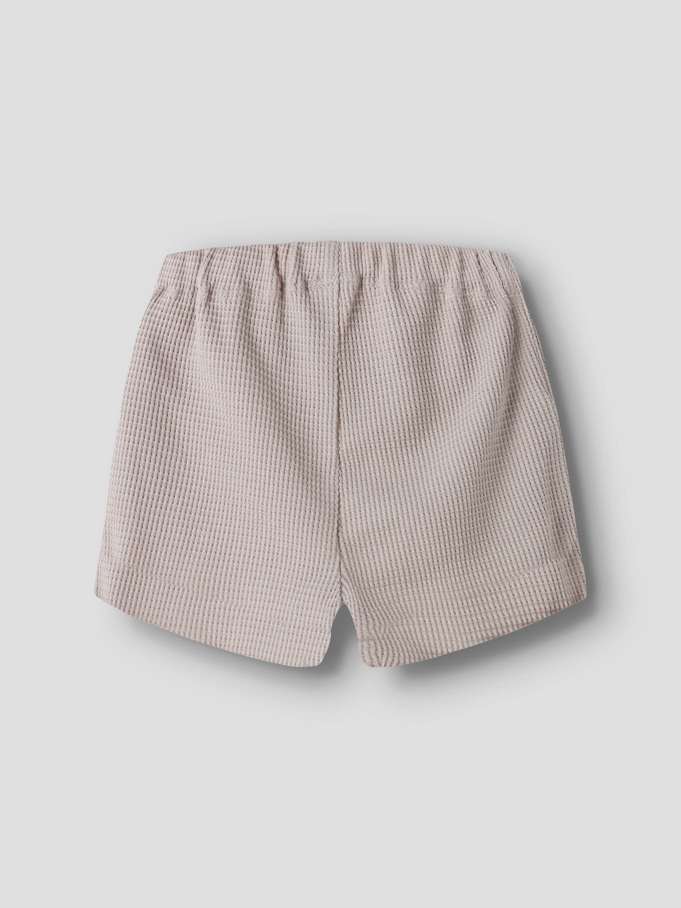 Beige mjuk och skön baby shorts till pojke. Mjukis shorts till nyfödd bebis pojke, ekologiska baby kläder från Name it till pojke.
NBMHUSK SHORTS
13255876