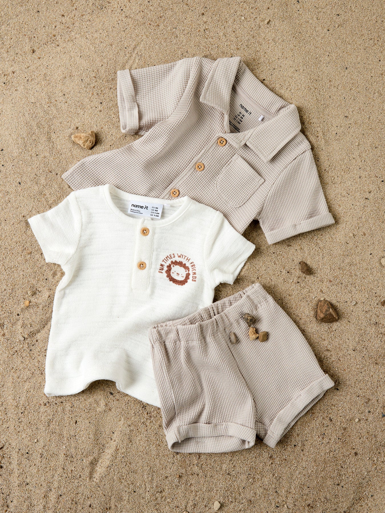 Beige mjuk och skön baby shorts till pojke. Mjukis shorts till nyfödd bebis pojke, ekologiska baby kläder från Name it till pojke.
NBMHUSK SHORTS
13255876