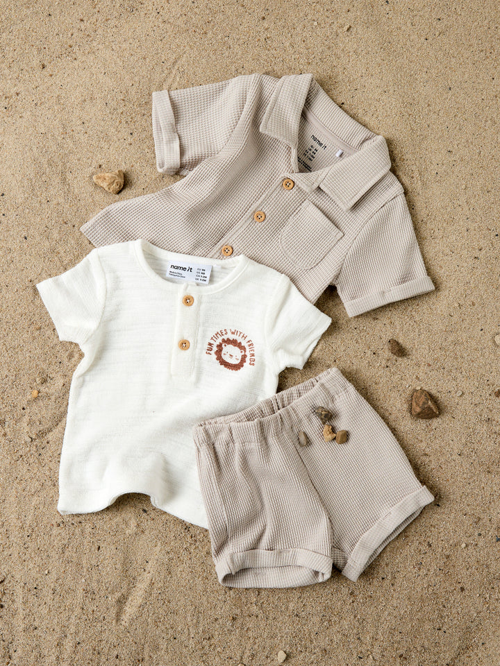 Beige mjuk och skön baby shorts till pojke. Mjukis shorts till nyfödd bebis pojke, ekologiska baby kläder från Name it till pojke.
NBMHUSK SHORTS
13255876