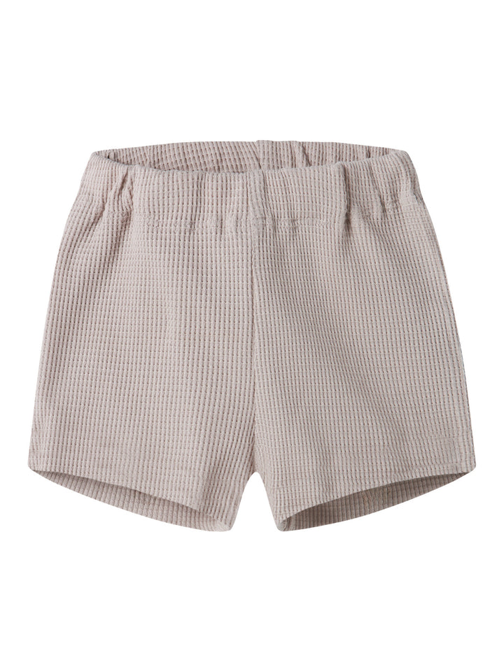 Beige mjuk och skön baby shorts till pojke. Mjukis shorts till nyfödd bebis pojke, ekologiska baby kläder från Name it till pojke.
NBMHUSK SHORTS
13255876