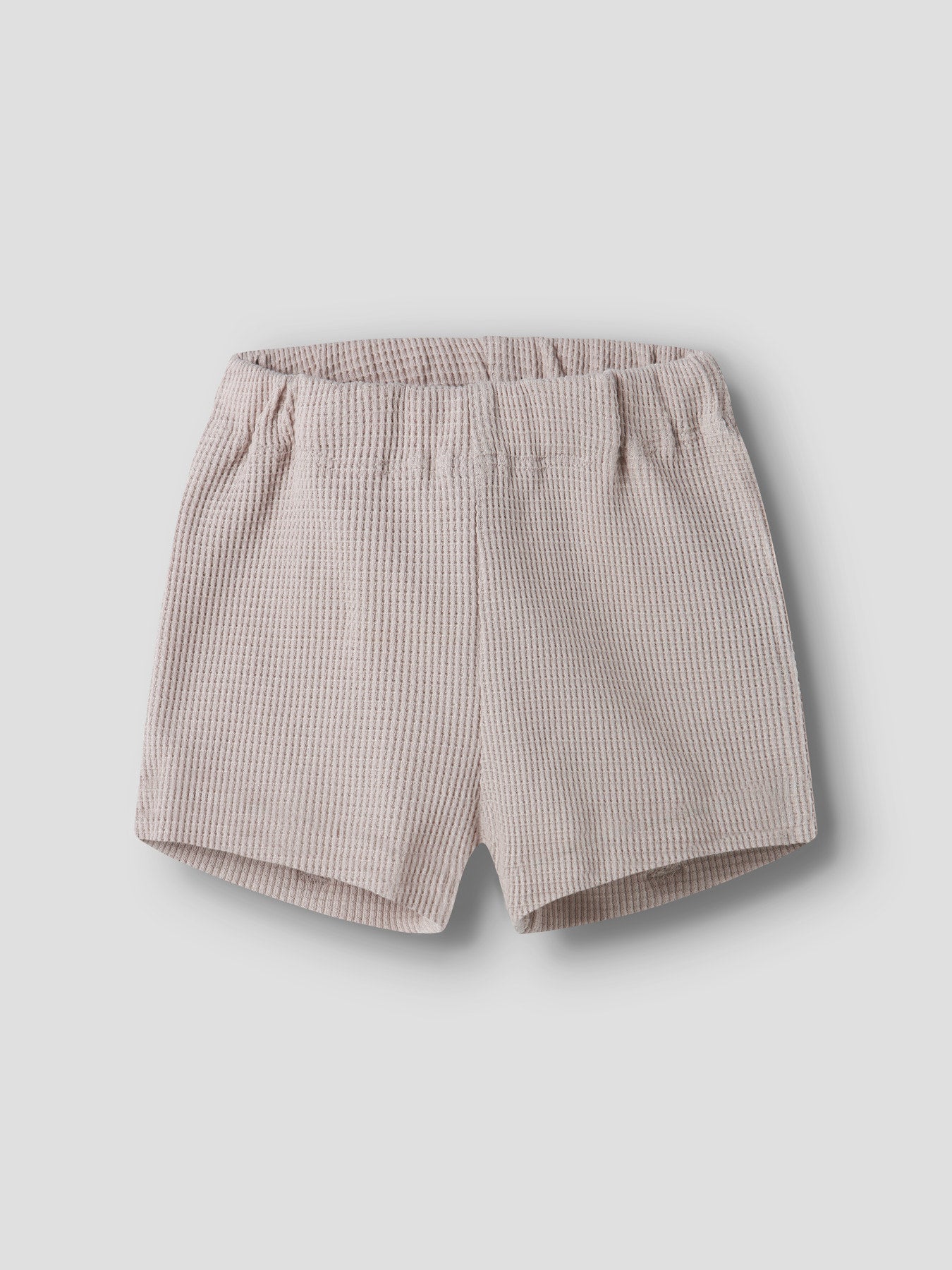 Beige mjuk och skön baby shorts till pojke. Mjukis shorts till nyfödd bebis pojke, ekologiska baby kläder från Name it till pojke.
NBMHUSK SHORTS
13255876