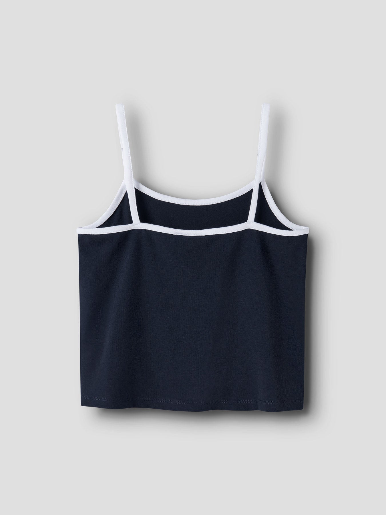 Croppat linne till ungdom tjej. Blått linne med vita smala axelband, croppad modell, kort linne till flicka från LMTD.
NLFBENEDICTE CON CROP STRAP TOP
13255931