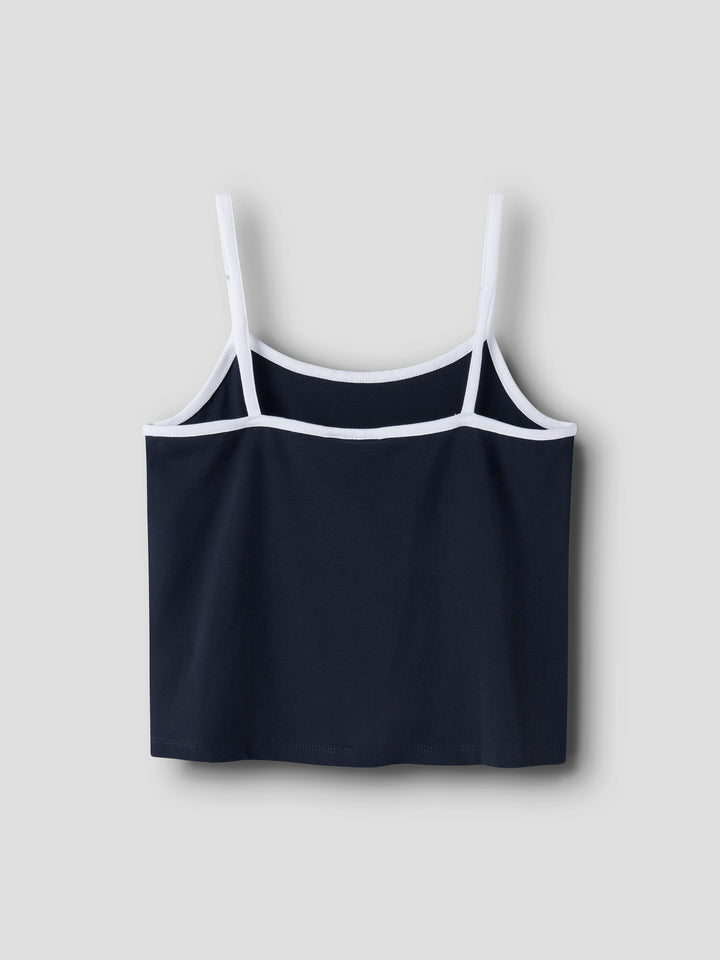 Croppat linne till ungdom tjej. Blått linne med vita smala axelband, croppad modell, kort linne till flicka från LMTD.
NLFBENEDICTE CON CROP STRAP TOP
13255931
