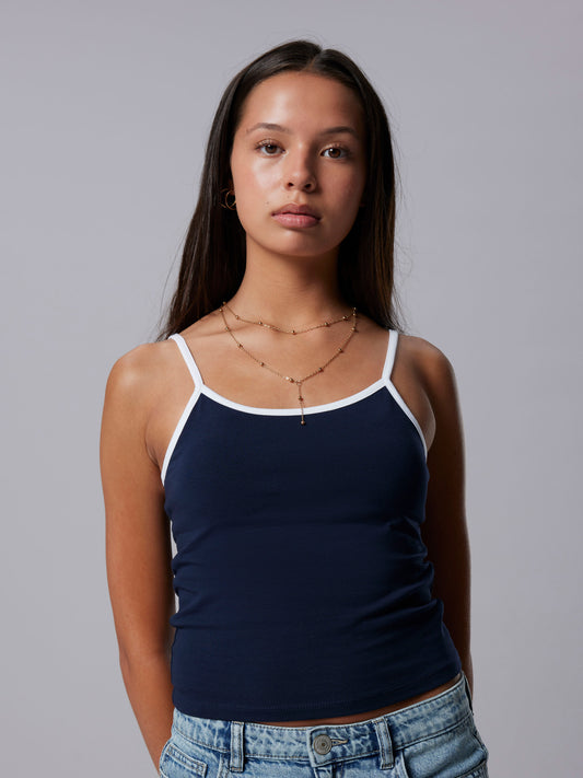 Croppat linne till ungdom tjej. Blått linne med vita smala axelband, croppad modell, kort linne till flicka från LMTD.
NLFBENEDICTE CON CROP STRAP TOP
13255931