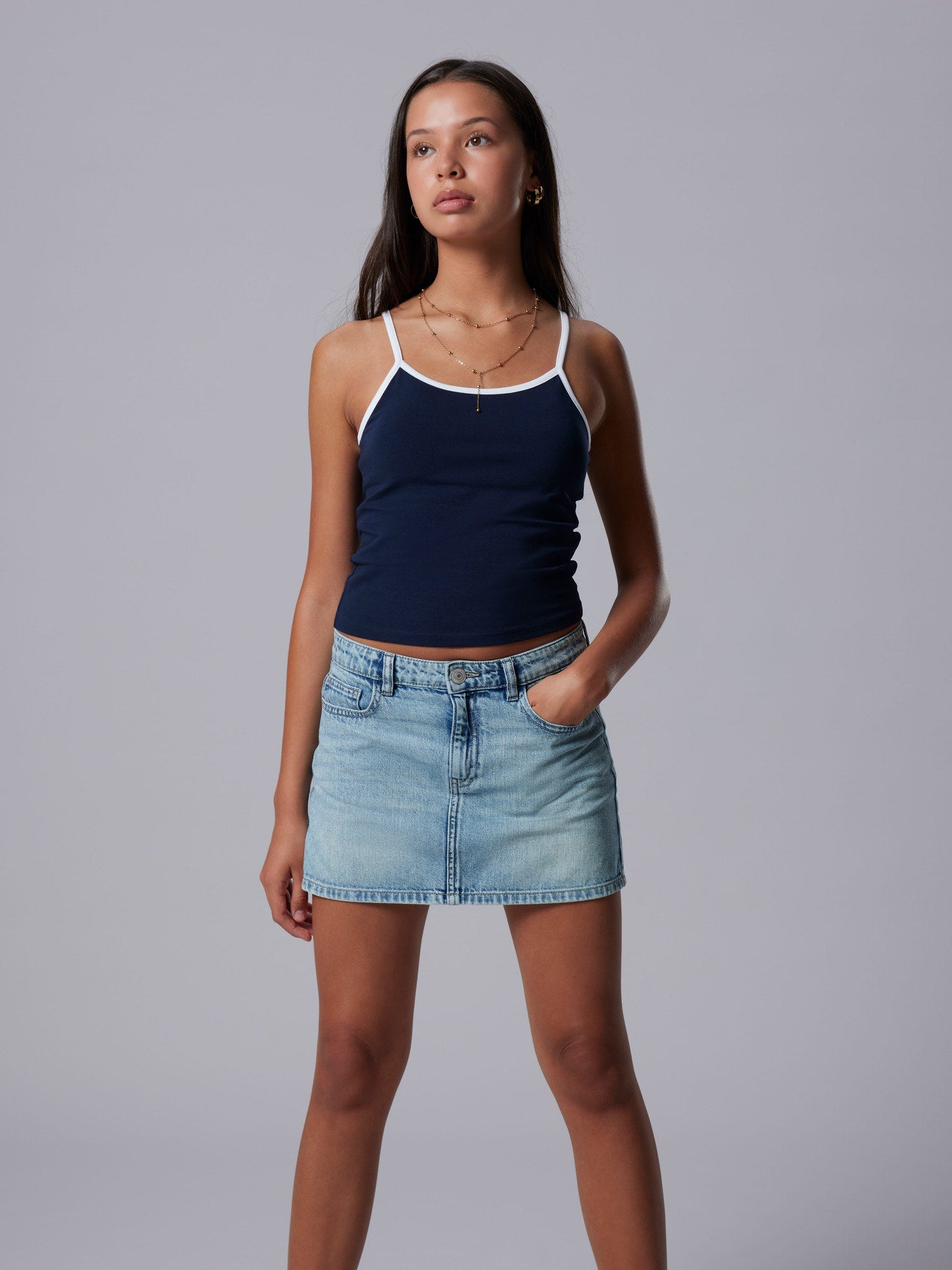 Croppat linne till ungdom tjej. Blått linne med vita smala axelband, croppad modell, kort linne till flicka från LMTD.
NLFBENEDICTE CON CROP STRAP TOP
13255931