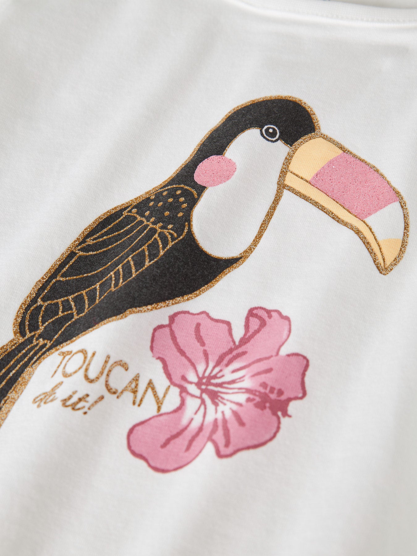 Vit kortärmad topp med glittrande fågel i ekologisk bomull till flicka. T-shirt med djurmotiv till flicka, ekologiska barnkläder från Name it.
NMFHONEIA SS TOP BOX
13255936