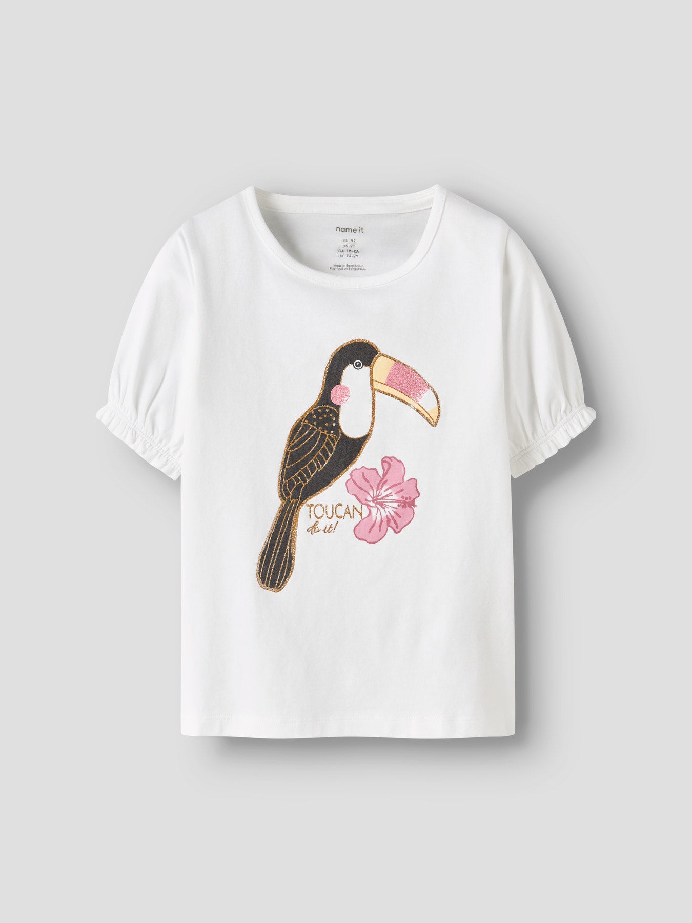 Vit kortärmad topp med glittrande fågel i ekologisk bomull till flicka. T-shirt med djurmotiv till flicka, ekologiska barnkläder från Name it.
NMFHONEIA SS TOP BOX
13255936