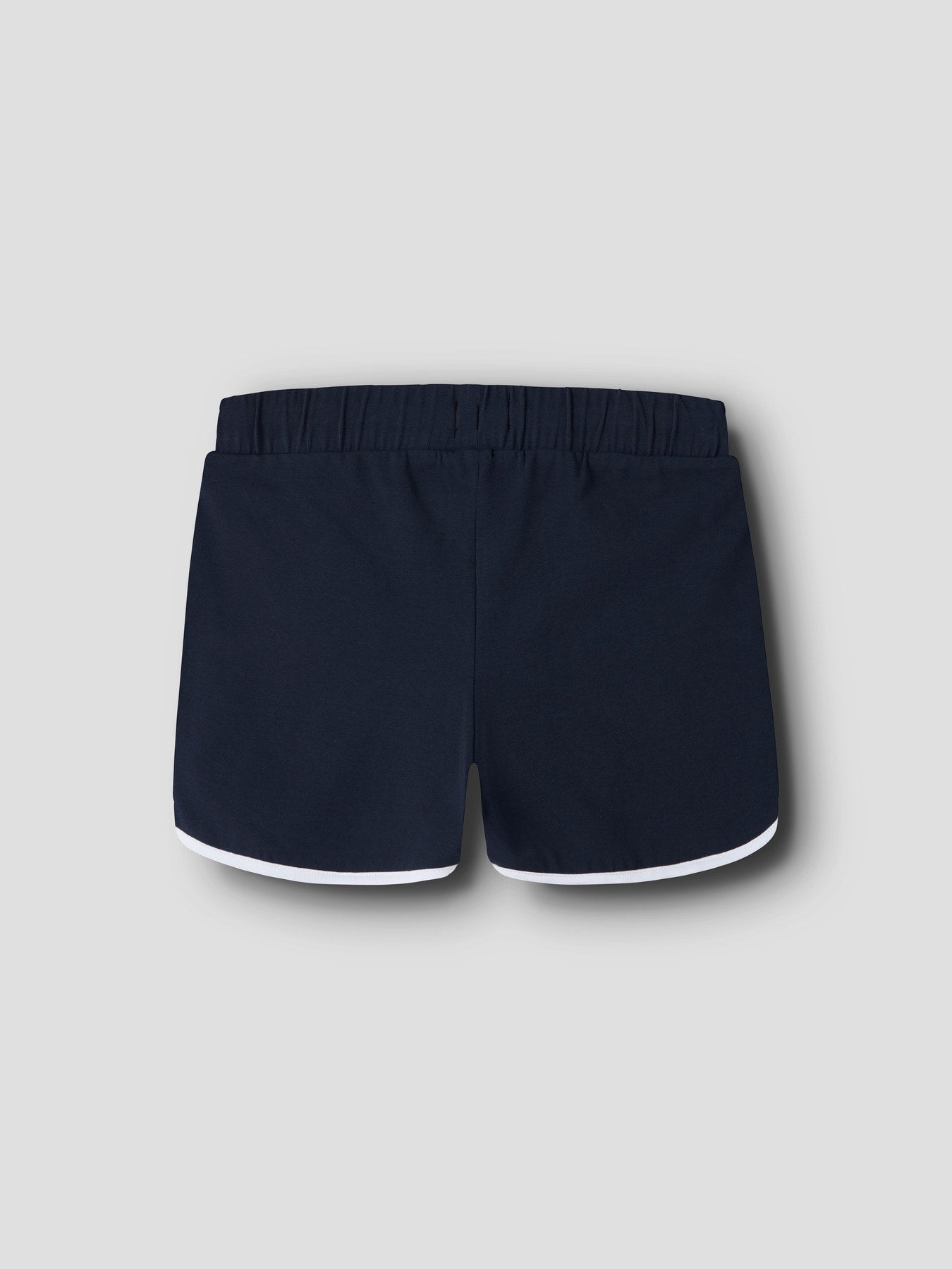 Marin blå lw low waist shorts till ungdom tjej från LMTD. Snygga korta shorts med låg midja, blå med vita kontrast sömmar och vita snören. Korta shorts till ungdom flicka, barnkläder från LMTD.
NLFBENEDICTE CON LW SHORTS
13255937