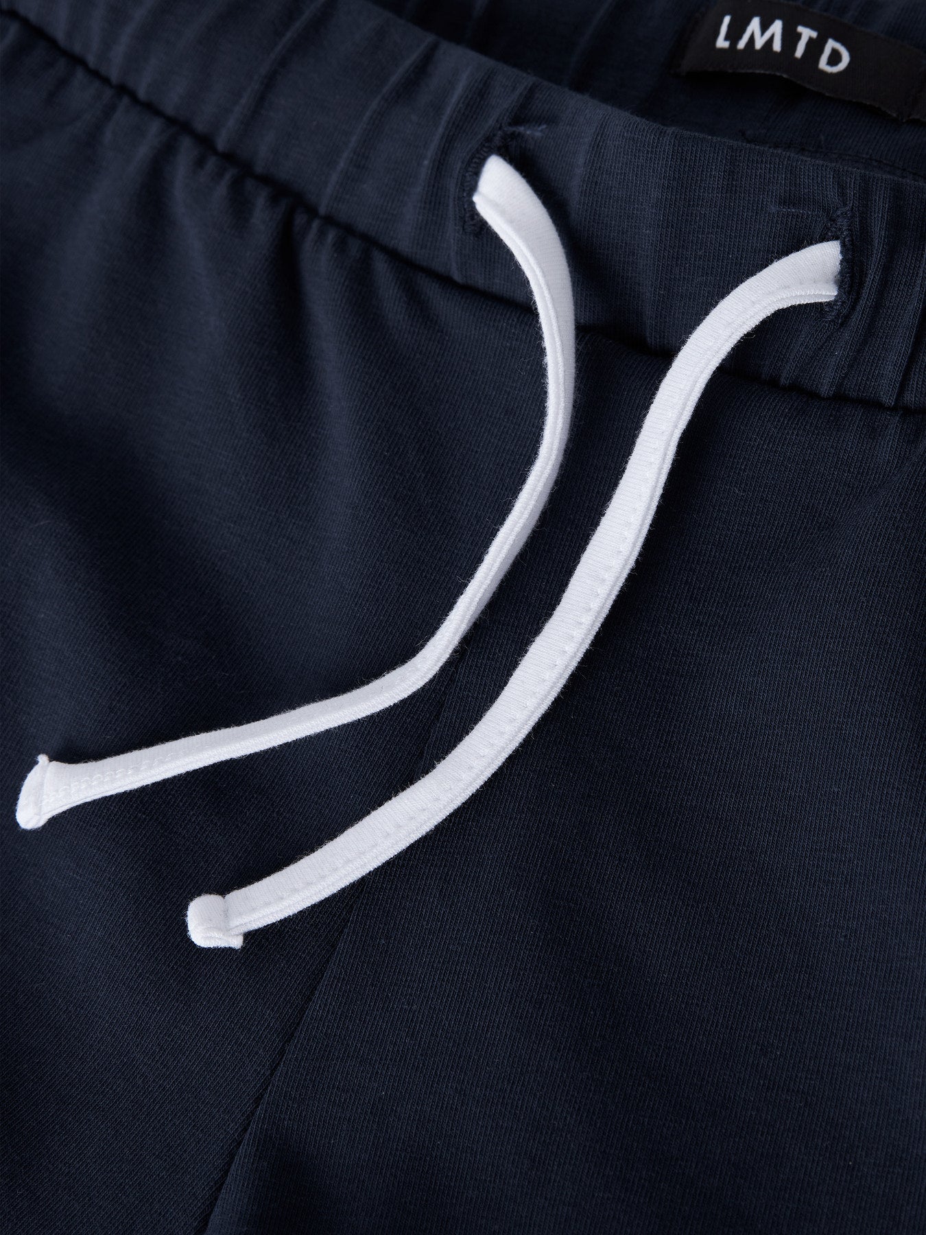Marin blå lw low waist shorts till ungdom tjej från LMTD. Snygga korta shorts med låg midja, blå med vita kontrast sömmar och vita snören. Korta shorts till ungdom flicka, barnkläder från LMTD.
NLFBENEDICTE CON LW SHORTS
13255937