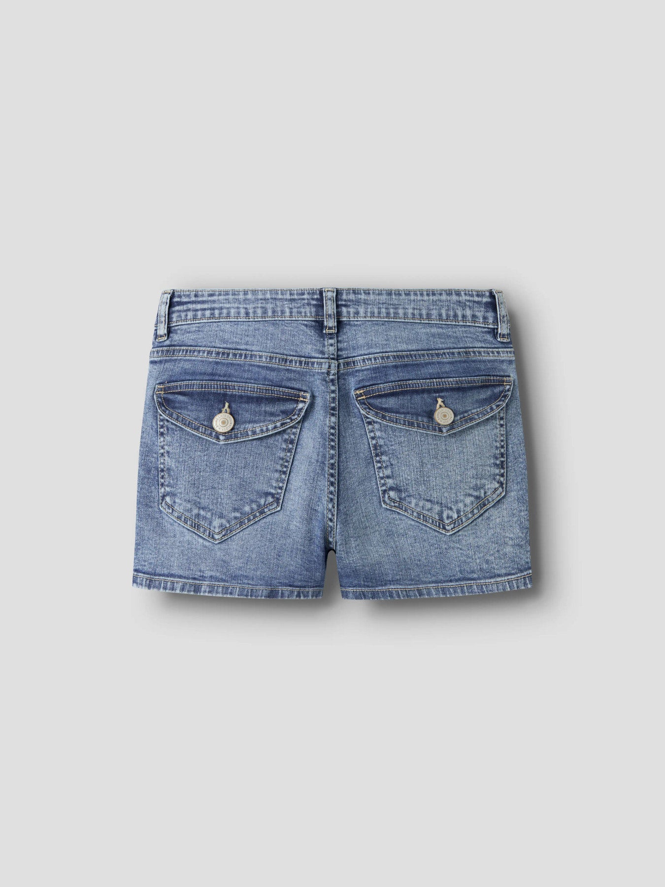 Snygga jeansshorts med flap bakfickor med knappar och lock. Jeans shorts till flicka barn och ungdom tjej. Blå jeansshorts till ungdom flicka från LMTD.
NLFBLI DNM LW FLAP SHORTS
13255998