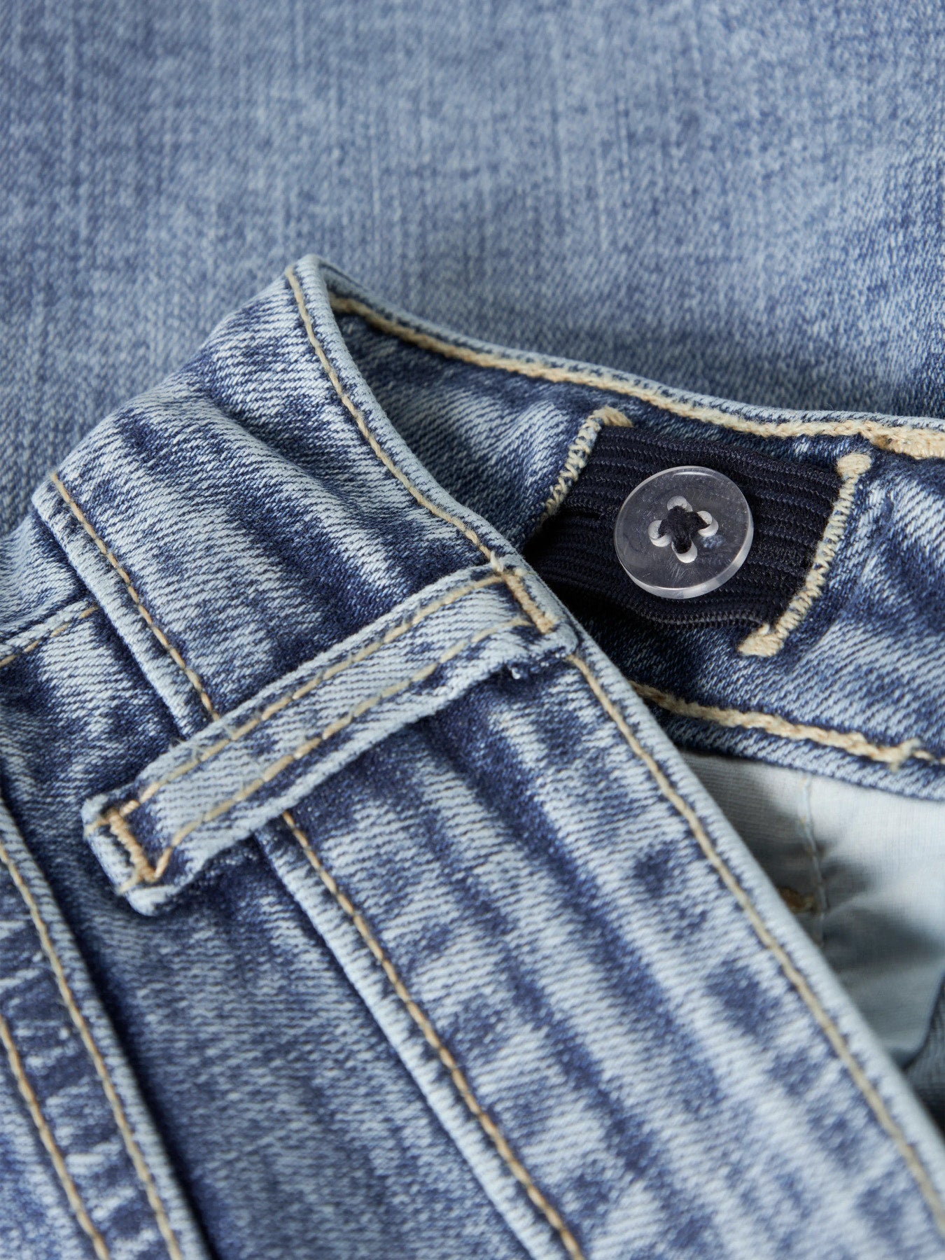 Snygga jeansshorts med flap bakfickor med knappar och lock. Jeans shorts till flicka barn och ungdom tjej. Blå jeansshorts till ungdom flicka från LMTD.
NLFBLI DNM LW FLAP SHORTS
13255998