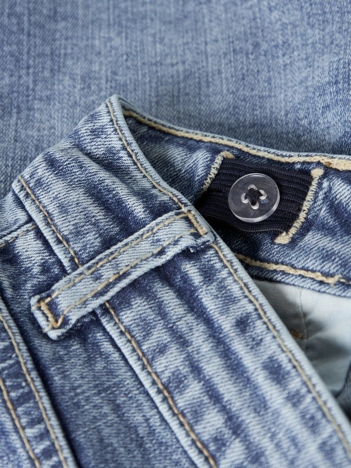 Snygga jeansshorts med flap bakfickor med knappar och lock. Jeans shorts till flicka barn och ungdom tjej. Blå jeansshorts till ungdom flicka från LMTD.
NLFBLI DNM LW FLAP SHORTS
13255998