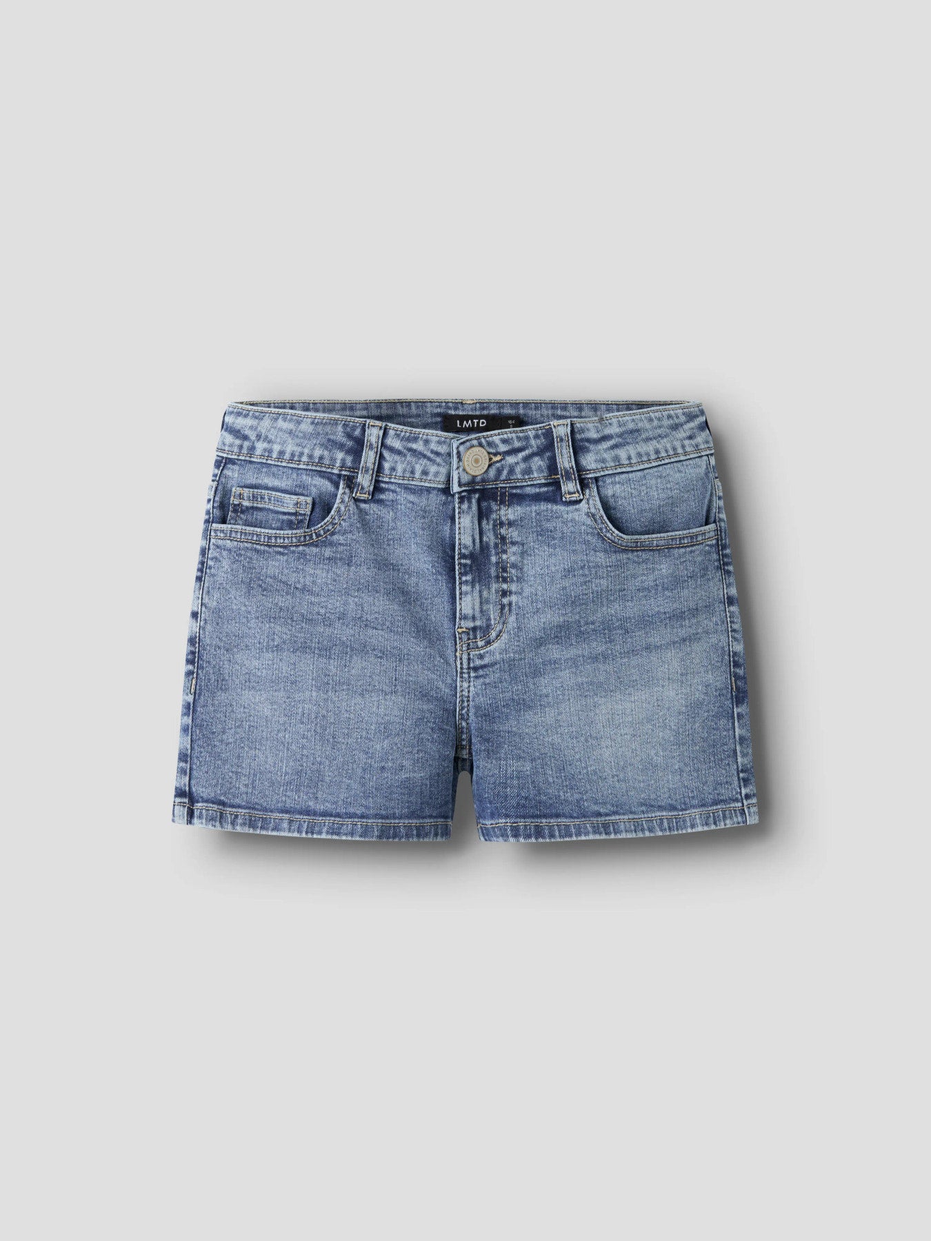 Snygga jeansshorts med flap bakfickor med knappar och lock. Jeans shorts till flicka barn och ungdom tjej. Blå jeansshorts till ungdom flicka från LMTD.
NLFBLI DNM LW FLAP SHORTS
13255998