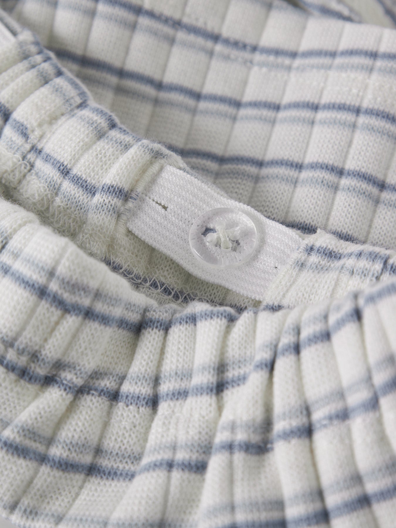 Randig blå och vit baby shorts till pojke. Bebis shorts i mjuk randig ekologisk bomull från Lil 'Atelier.
NBMHALDUR LOOSE SHORTS LIL
13256058