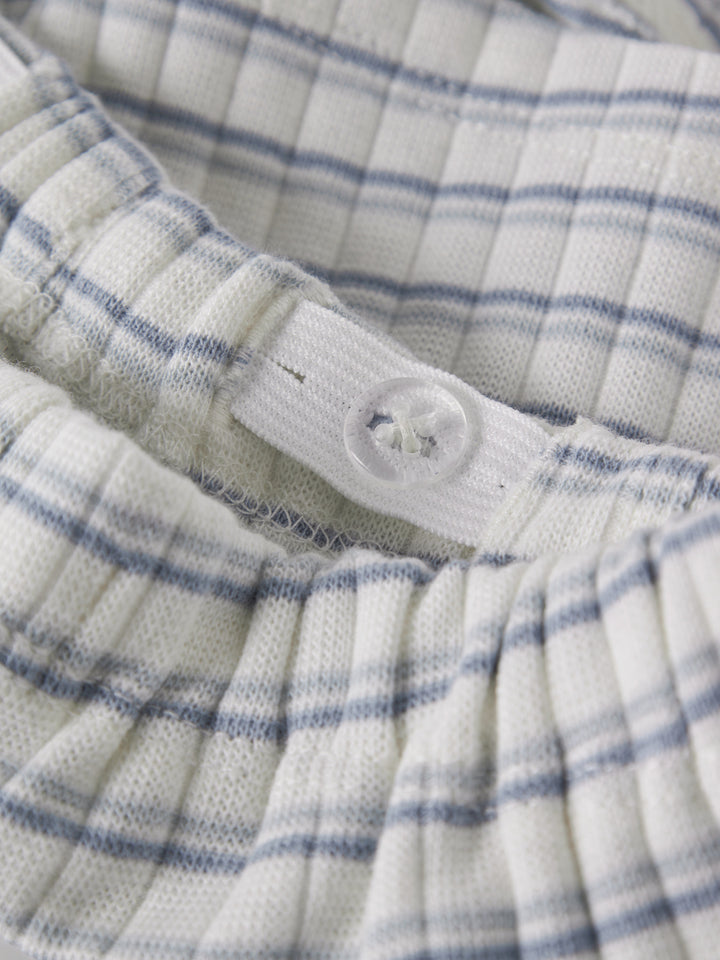 Randig blå och vit baby shorts till pojke. Bebis shorts i mjuk randig ekologisk bomull från Lil 'Atelier.
NBMHALDUR LOOSE SHORTS LIL
13256058