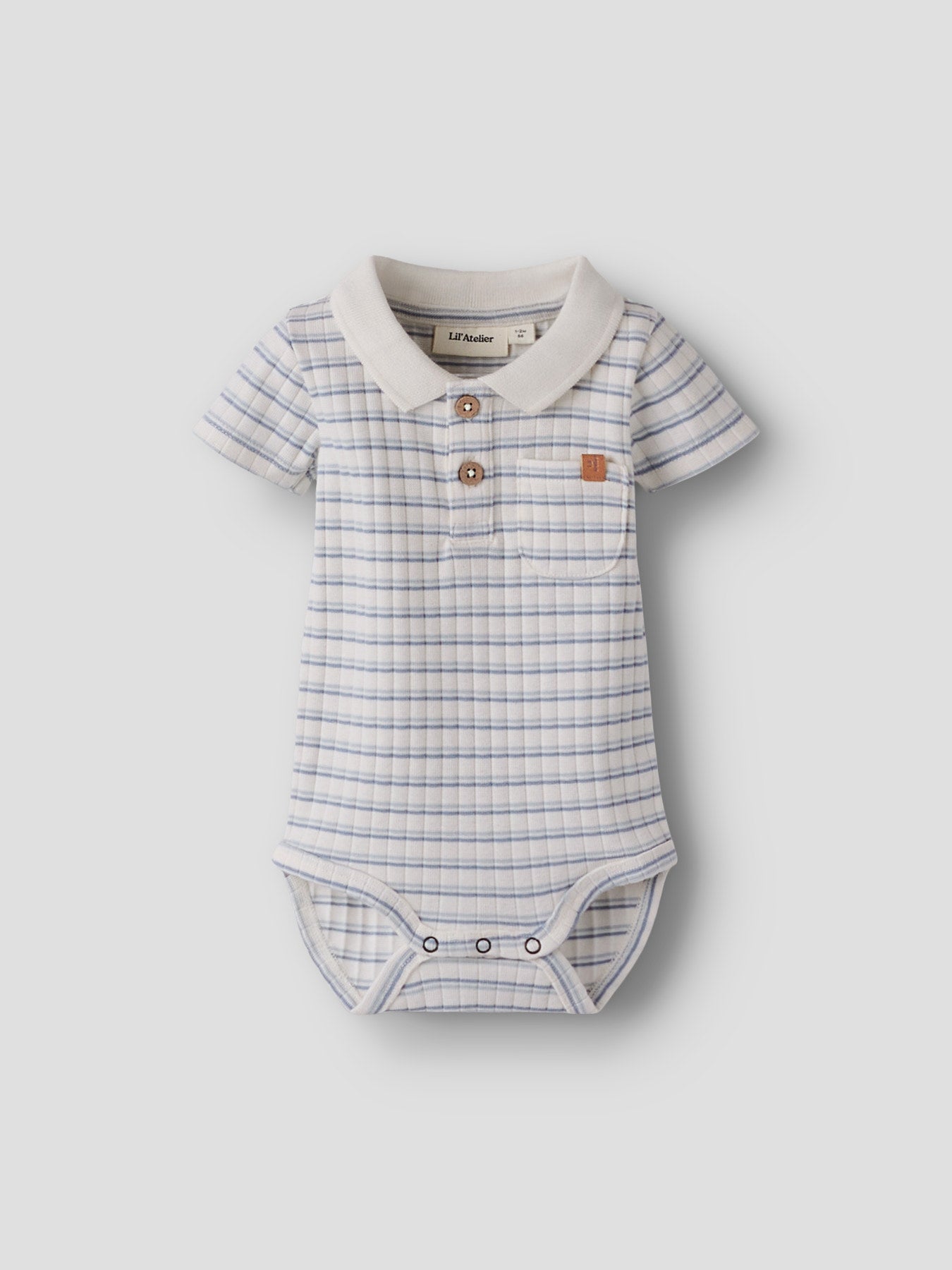 Blå och vit randig klassisk pike krage body till pojke. Ekologiska baby kläder från Lil 'Atelier till bebis pojke. Kortärmad baby body till pojke.
NBMHALDUR SS SLIM BODY LIL
13256059
