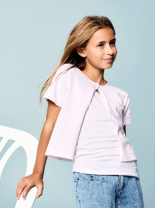 Ljus rosa kortärmad stickad kofta med en knapp i halsen. Söt enfärgad cardigan till flicka från Name it.
NKFHINGA SS KNIT CARD
13256444