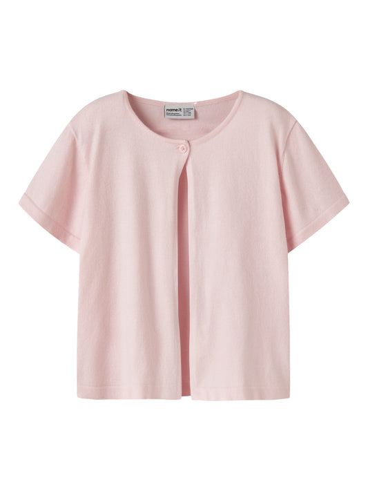 Ljus rosa kortärmad stickad kofta med en knapp i halsen. Söt enfärgad cardigan till flicka från Name it.
NKFHINGA SS KNIT CARD
13256444