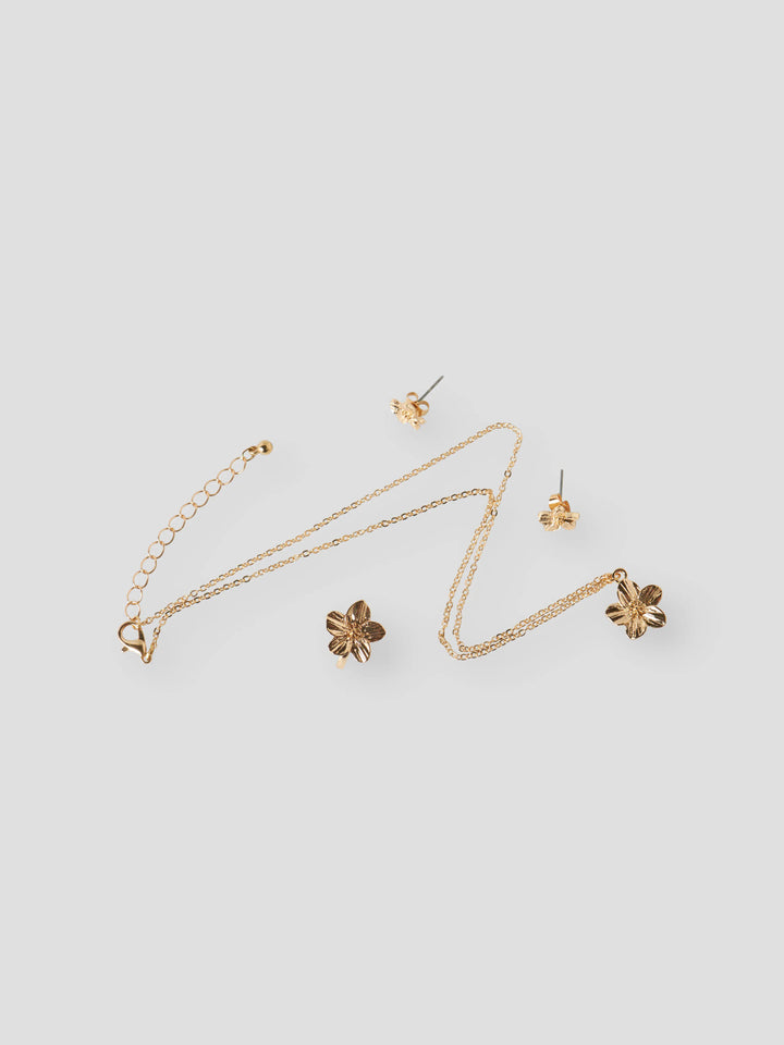 Fint smyckesset med halsband, örhängen och ring i form av blomma. Smycken till flicka, guldfärgade smycken till ungdom från LMTD.
NLFHIBI MINI JEWELLERY SET
13256477
