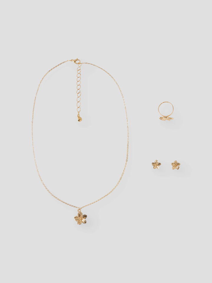 Fint smyckesset med halsband, örhängen och ring i form av blomma. Smycken till flicka, guldfärgade smycken till ungdom från LMTD.
NLFHIBI MINI JEWELLERY SET
13256477