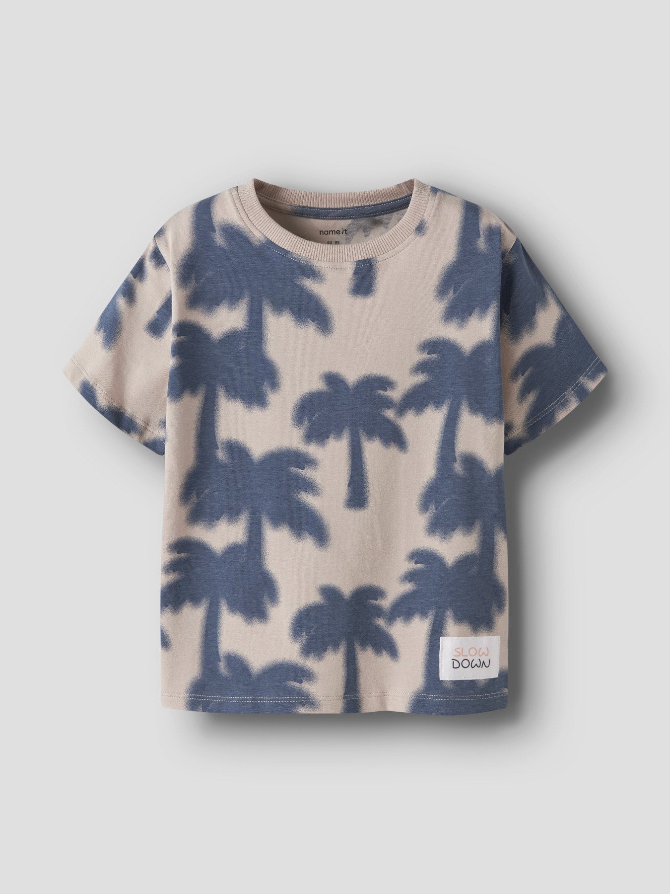 Beige och blå palmer t-shirt till pojke. Ekologiska barnkläder från Name it.
NMMJULY SS NREG TOP
13256587