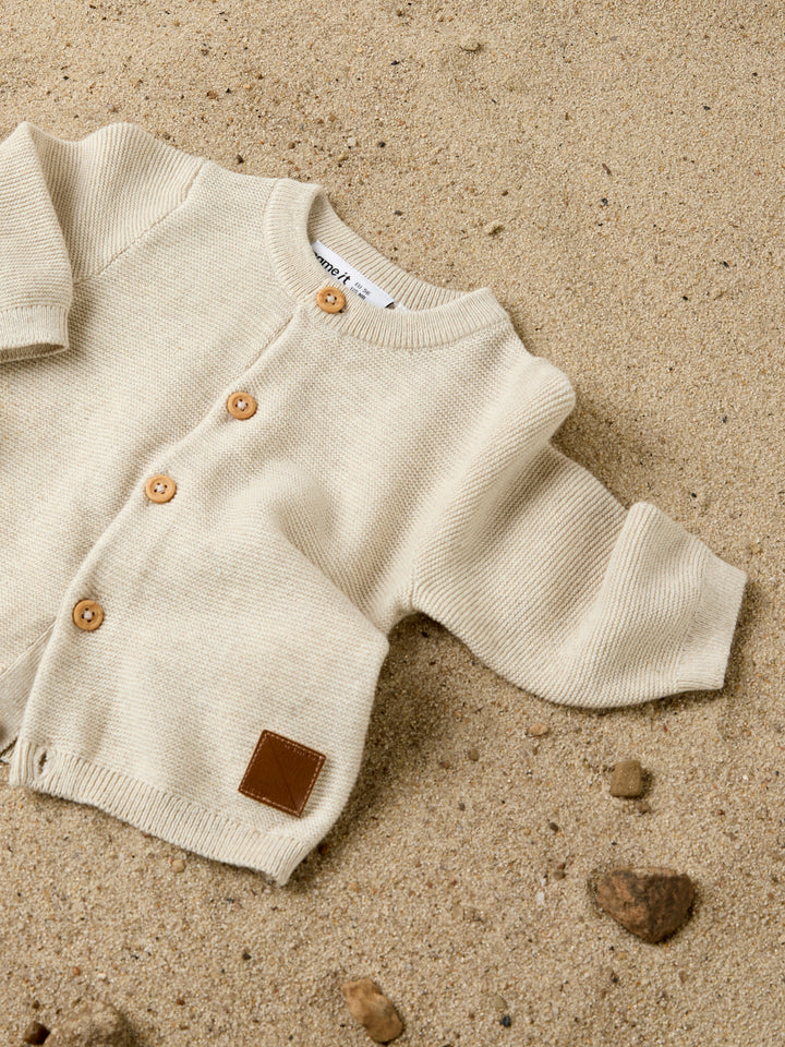 Beige stickad baby kofta till nyfödd pojke och flicka. Baby cardigan till pojke från Name it.
NBMJEFFREY LS KNIT CARD
13256588