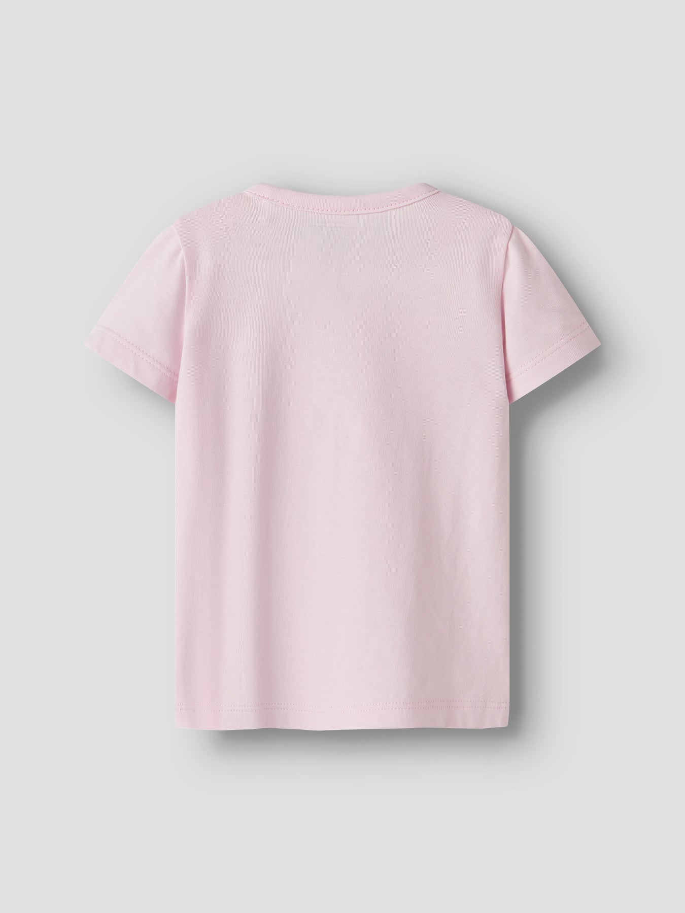 Ljus rosa kortärmad baby t-shirt till bebis flicka. Ekologiska baby kläder till nyfödd bebis flicka. Rosa bebis kläder till flicka från Name it.
NBFJACOBA SS TOP BOX
13256605