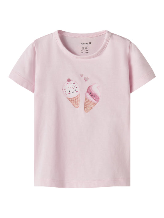 Ljus rosa kortärmad baby t-shirt till bebis flicka. Ekologiska baby kläder till nyfödd bebis flicka. Rosa bebis kläder till flicka från Name it.
NBFJACOBA SS TOP BOX
13256605