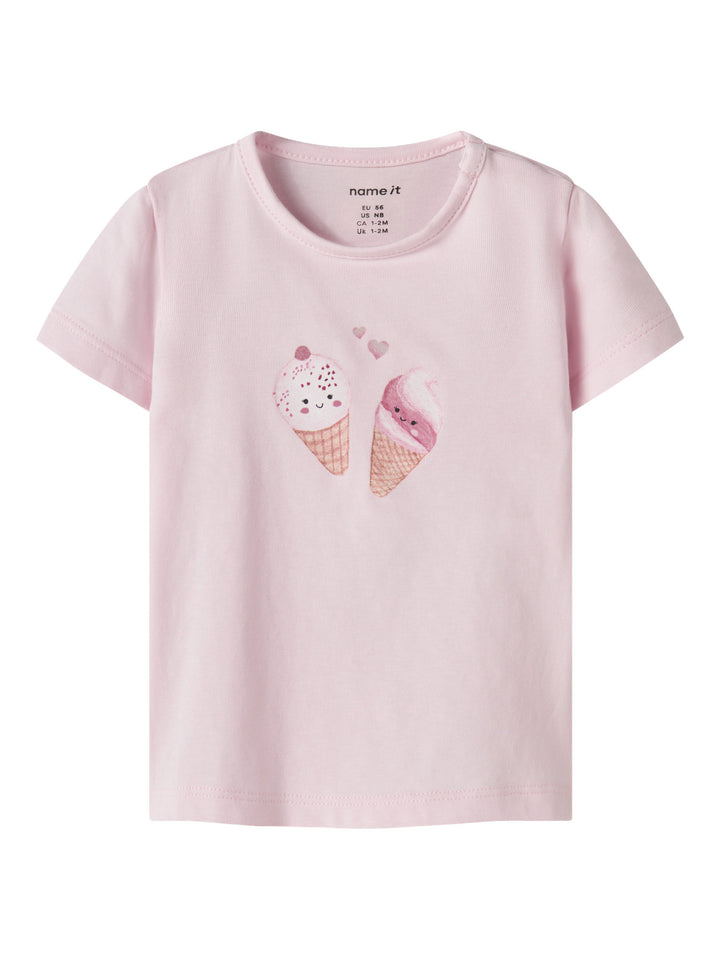 Ljus rosa kortärmad baby t-shirt till bebis flicka. Ekologiska baby kläder till nyfödd bebis flicka. Rosa bebis kläder till flicka från Name it.
NBFJACOBA SS TOP BOX
13256605
