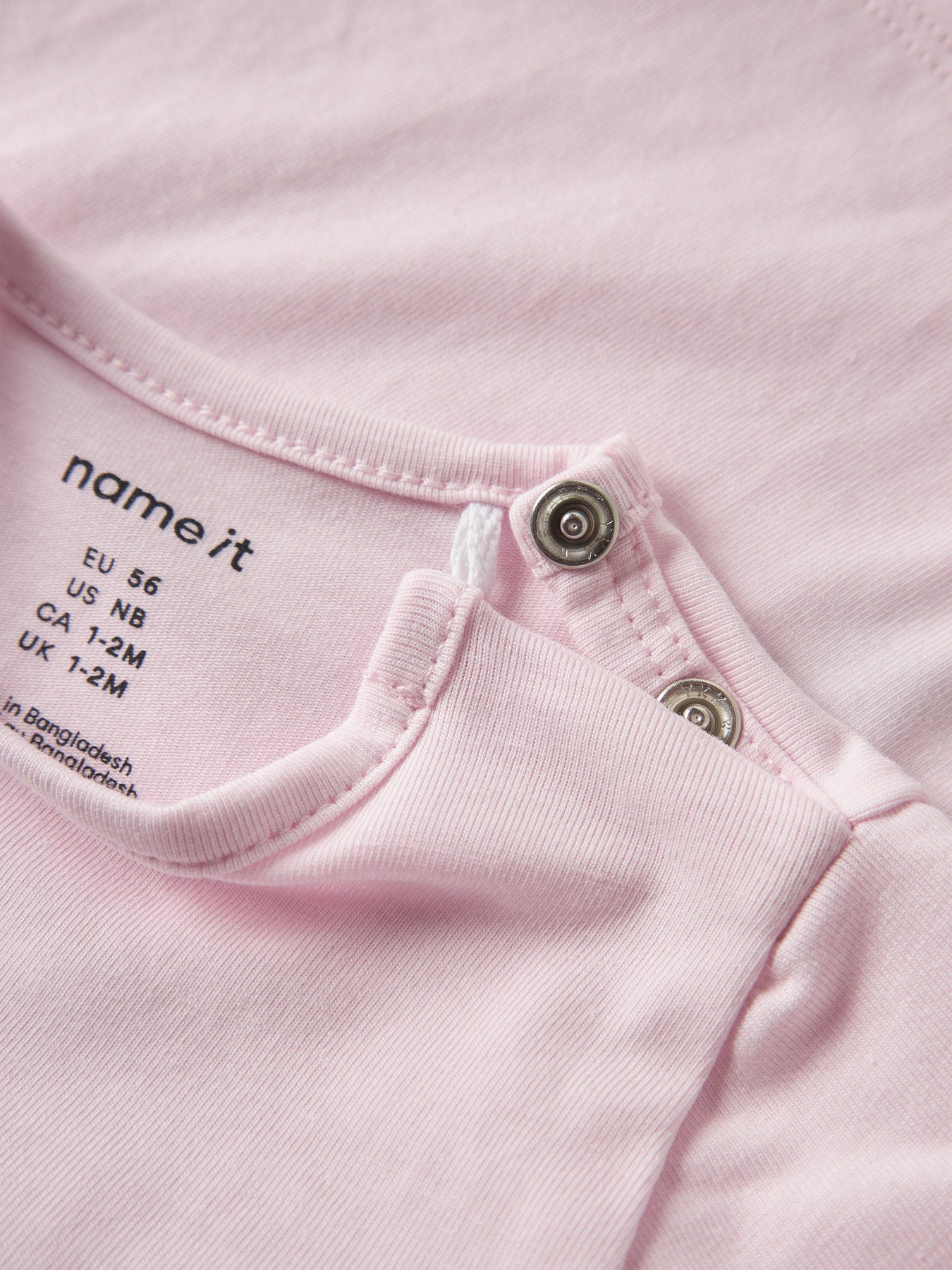 Ljus rosa kortärmad baby t-shirt till bebis flicka. Ekologiska baby kläder till nyfödd bebis flicka. Rosa bebis kläder till flicka från Name it.
NBFJACOBA SS TOP BOX
13256605