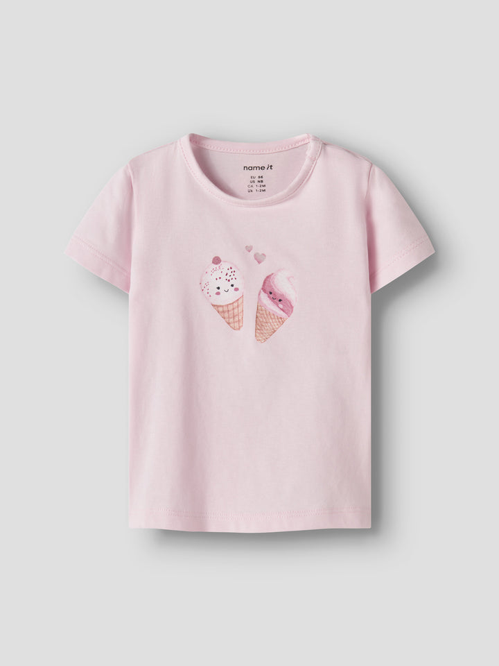 Ljus rosa kortärmad baby t-shirt till bebis flicka. Ekologiska baby kläder till nyfödd bebis flicka. Rosa bebis kläder till flicka från Name it.
NBFJACOBA SS TOP BOX
13256605
