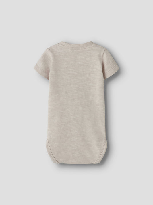 Beige enfärgad baby body till pojke. Kortärmad body med knappar och tillverkad i ekologisk bomull till nyfödd bebis pojke från Name it.
NBMJANO SS BODY
13256618