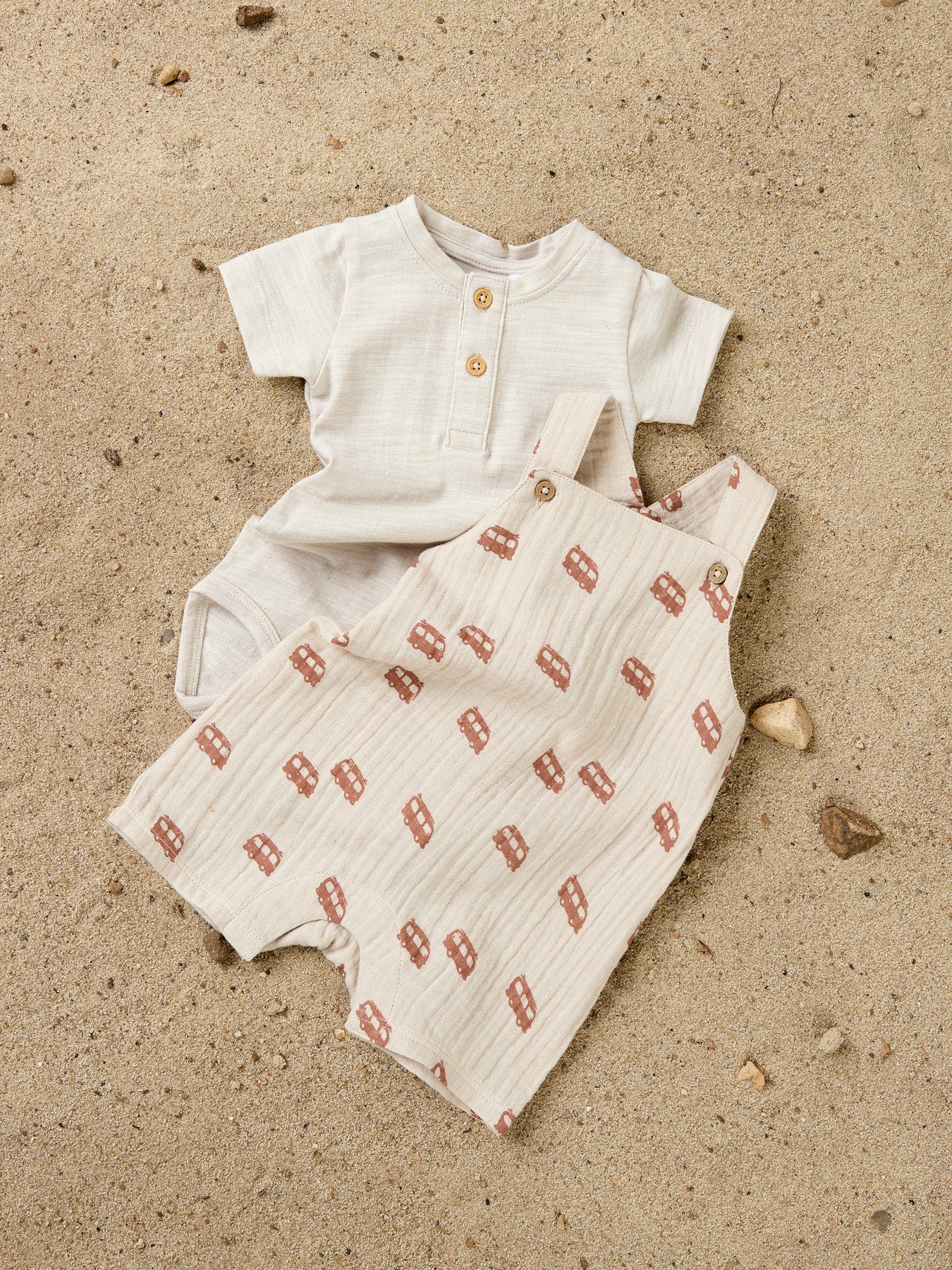 Beige enfärgad baby body till pojke. Kortärmad body med knappar och tillverkad i ekologisk bomull till nyfödd bebis pojke från Name it.
NBMJANO SS BODY
13256618