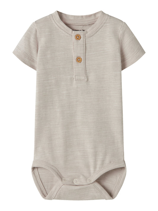 Beige enfärgad baby body till pojke. Kortärmad body med knappar och tillverkad i ekologisk bomull till nyfödd bebis pojke från Name it.
NBMJANO SS BODY
13256618