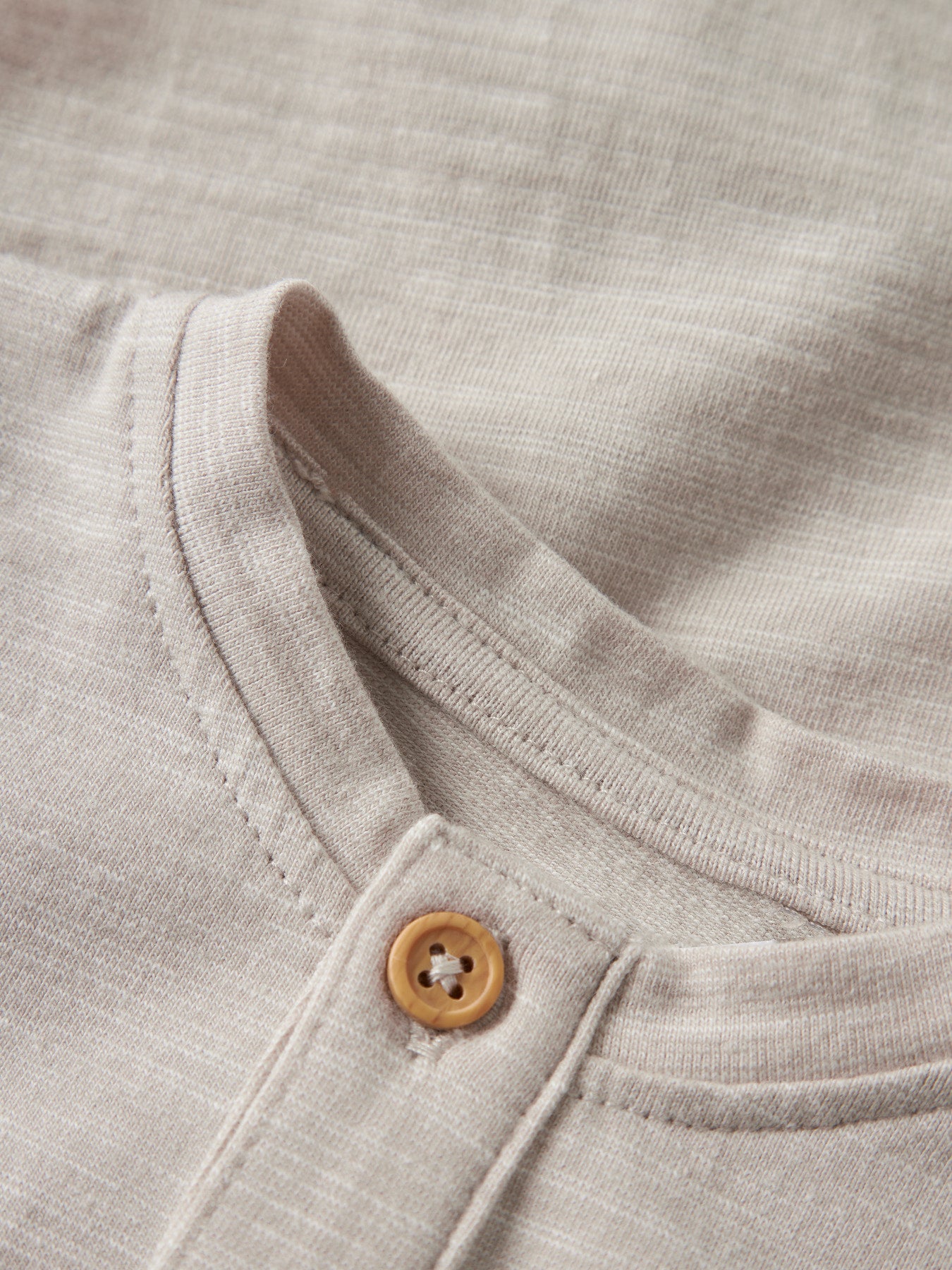 Beige enfärgad baby body till pojke. Kortärmad body med knappar och tillverkad i ekologisk bomull till nyfödd bebis pojke från Name it.
NBMJANO SS BODY
13256618