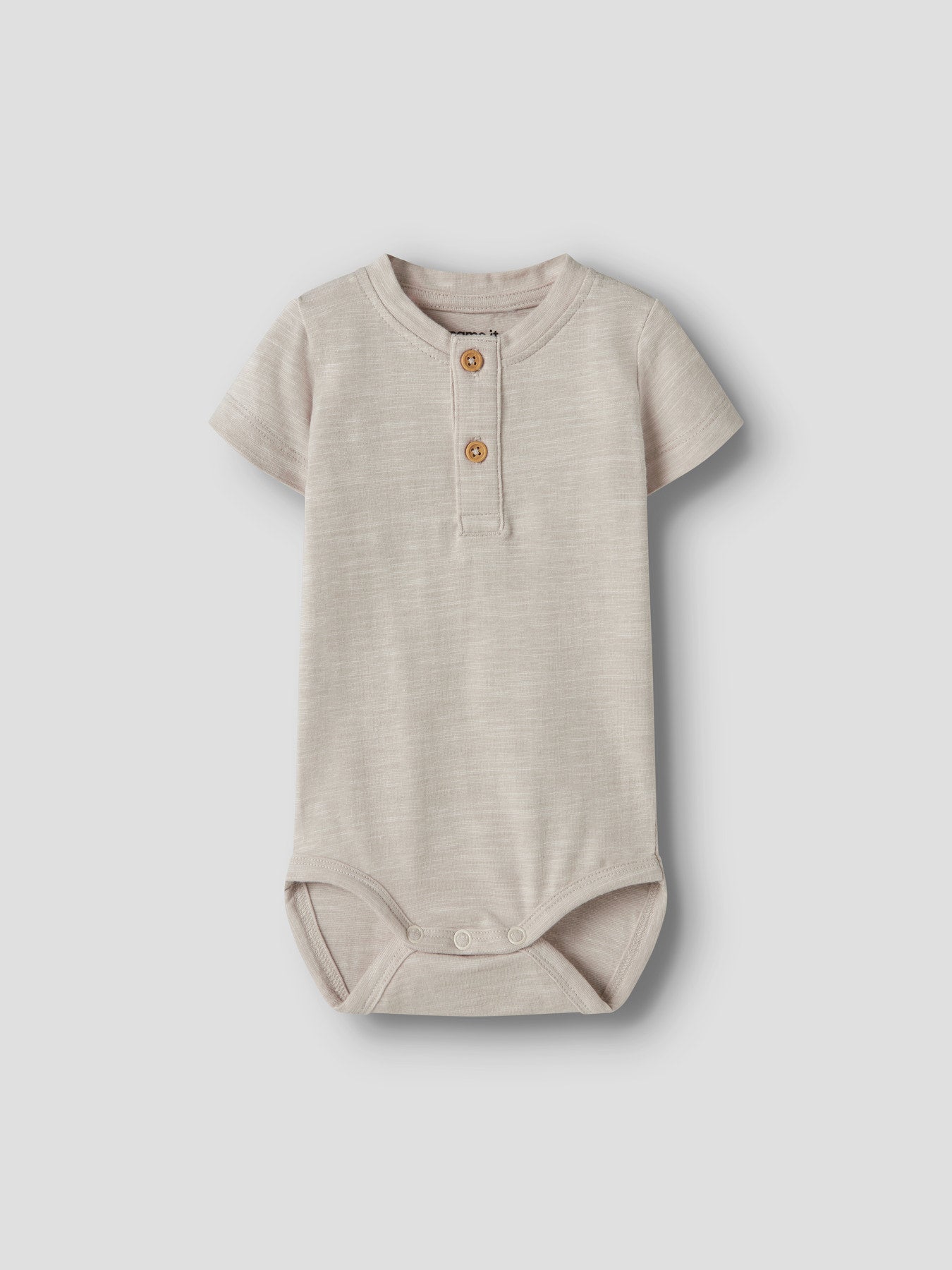 Beige enfärgad baby body till pojke. Kortärmad body med knappar och tillverkad i ekologisk bomull till nyfödd bebis pojke från Name it.
NBMJANO SS BODY
13256618