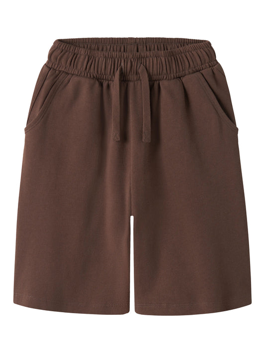 Långa vida bruna shorts till ungdom kille. Stora relaxed sweat shorts till pojke. Ekologiska barnkläder till pojke från Name it.
NKMJONI RLX SWEAT SHORTS UNB
13256659