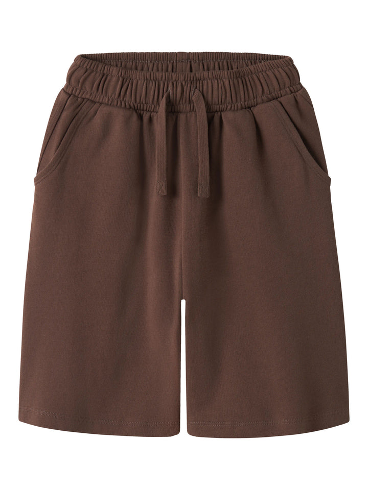 Långa vida bruna shorts till ungdom kille. Stora relaxed sweat shorts till pojke. Ekologiska barnkläder till pojke från Name it.
NKMJONI RLX SWEAT SHORTS UNB
13256659