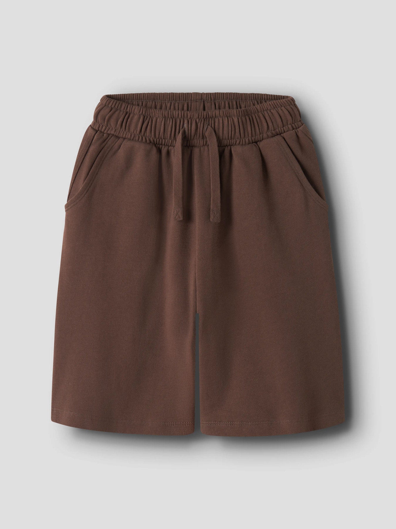 Långa vida bruna shorts till ungdom kille. Stora relaxed sweat shorts till pojke. Ekologiska barnkläder till pojke från Name it.
NKMJONI RLX SWEAT SHORTS UNB
13256659
