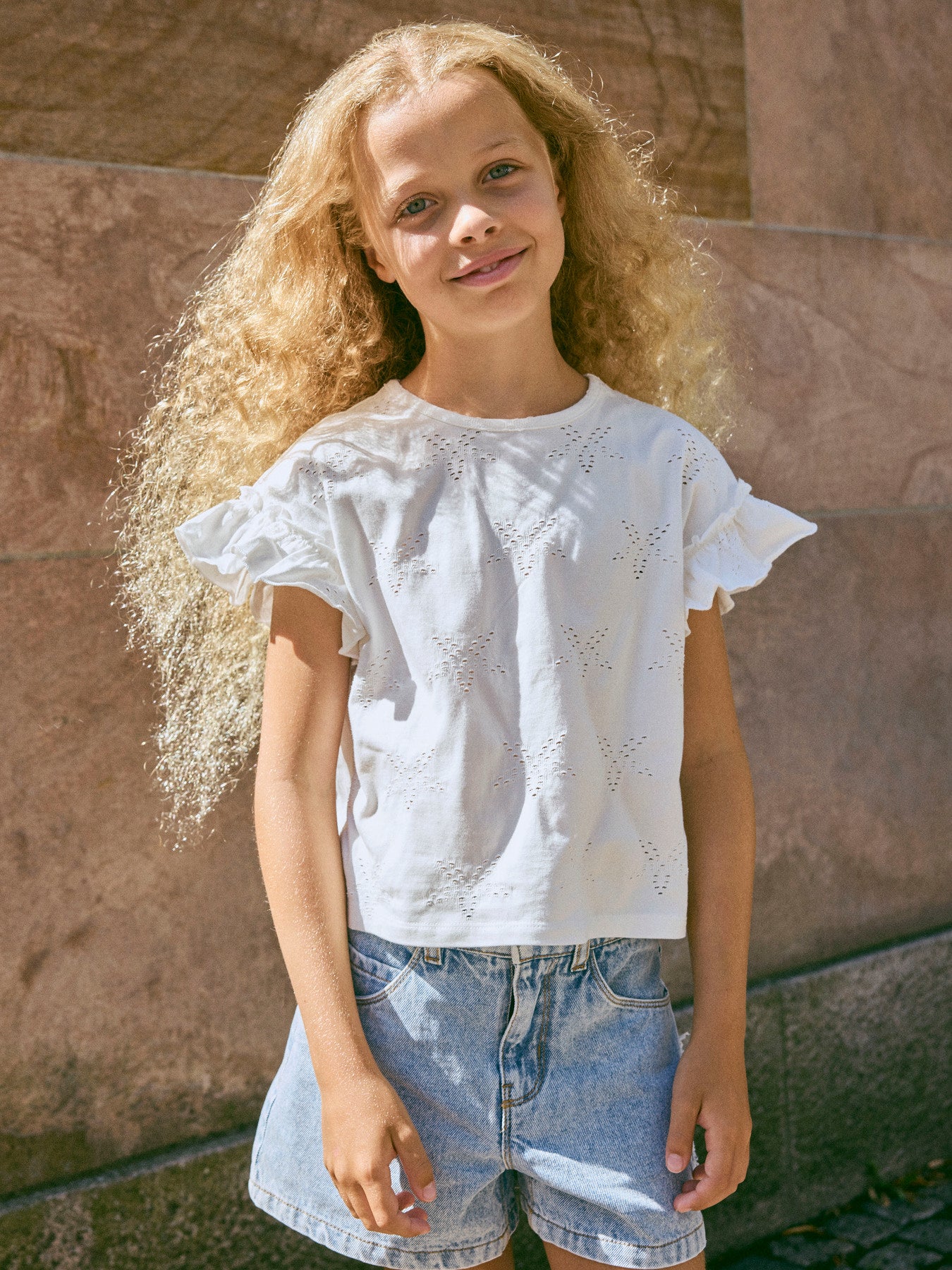 Vit broderad kortärmad topp till flicka. Söt t-shirt till ungdom tjej perfekt till skolavslutning eller midsommar. Fina sommar barn kläder till flicka från Name it.
NKFJADEN SL NREG SH TOP
13256696