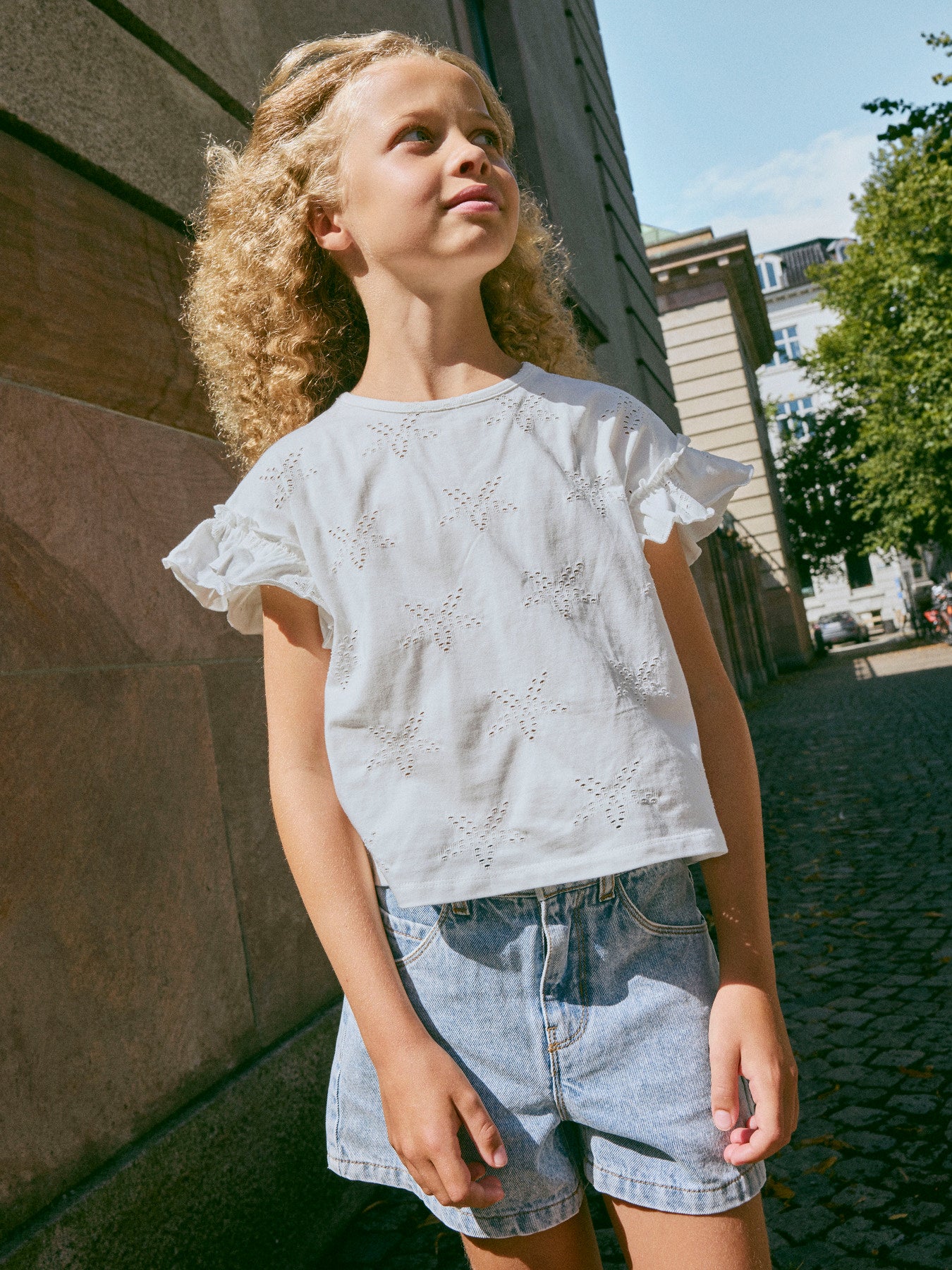 Vit broderad kortärmad topp till flicka. Söt t-shirt till ungdom tjej perfekt till skolavslutning eller midsommar. Fina sommar barn kläder till flicka från Name it.
NKFJADEN SL NREG SH TOP
13256696