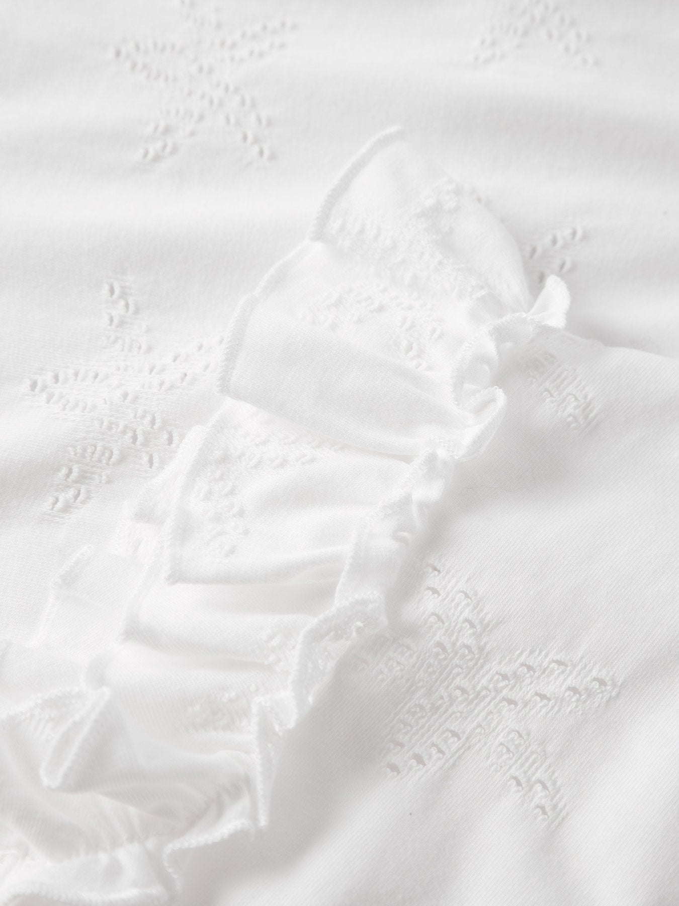 Vit broderad kortärmad topp till flicka. Söt t-shirt till ungdom tjej perfekt till skolavslutning eller midsommar. Fina sommar barn kläder till flicka från Name it.
NKFJADEN SL NREG SH TOP
13256696