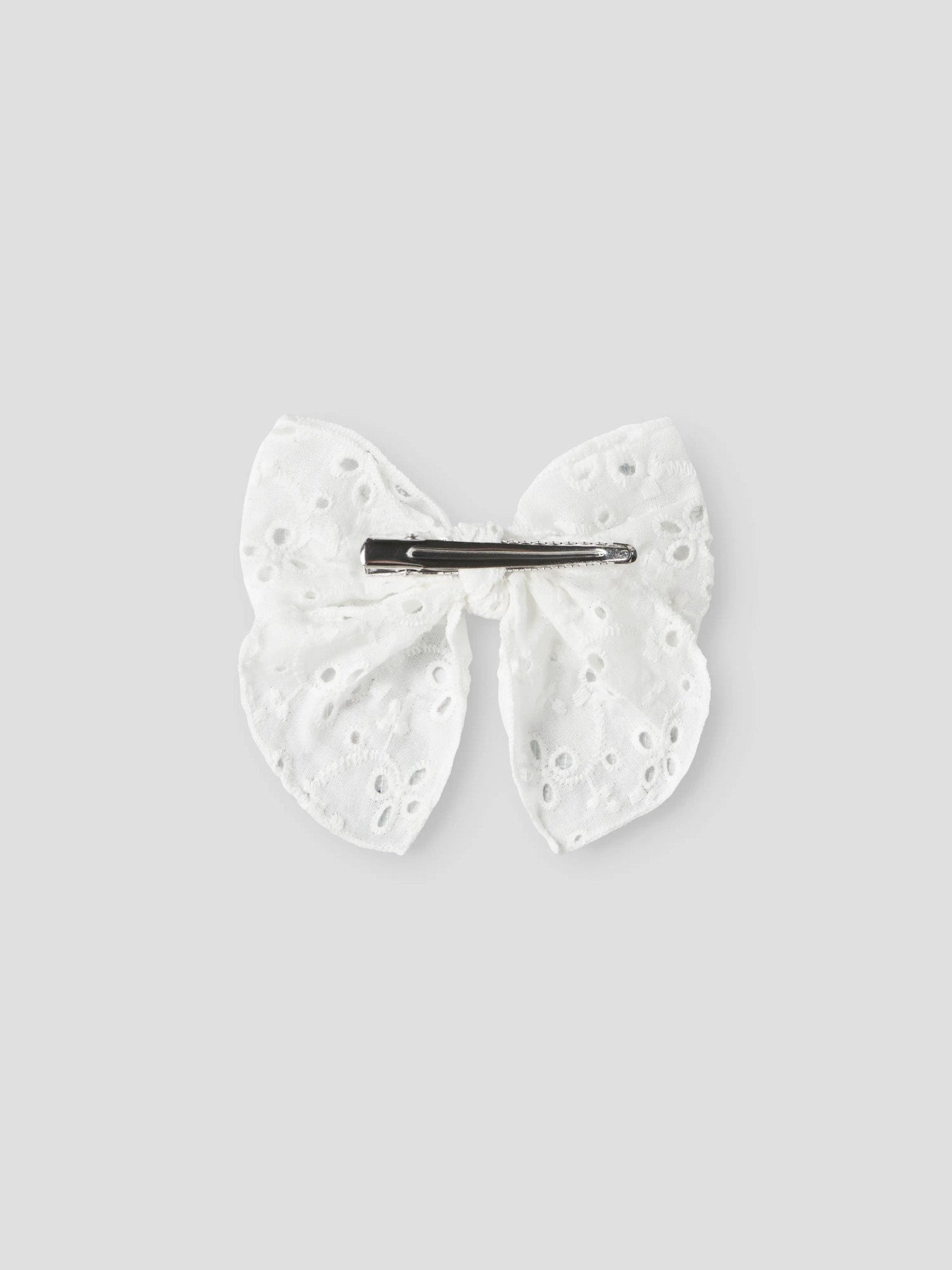 Vit stor rosett till flicka att ha i håret.
Hårklämma, Broderie anglaise-detalj
Hår rosett hårspänne till barn och ungdom flicka tjej från Name it.

NKFJOTILDA HAIRBOW
13256722
