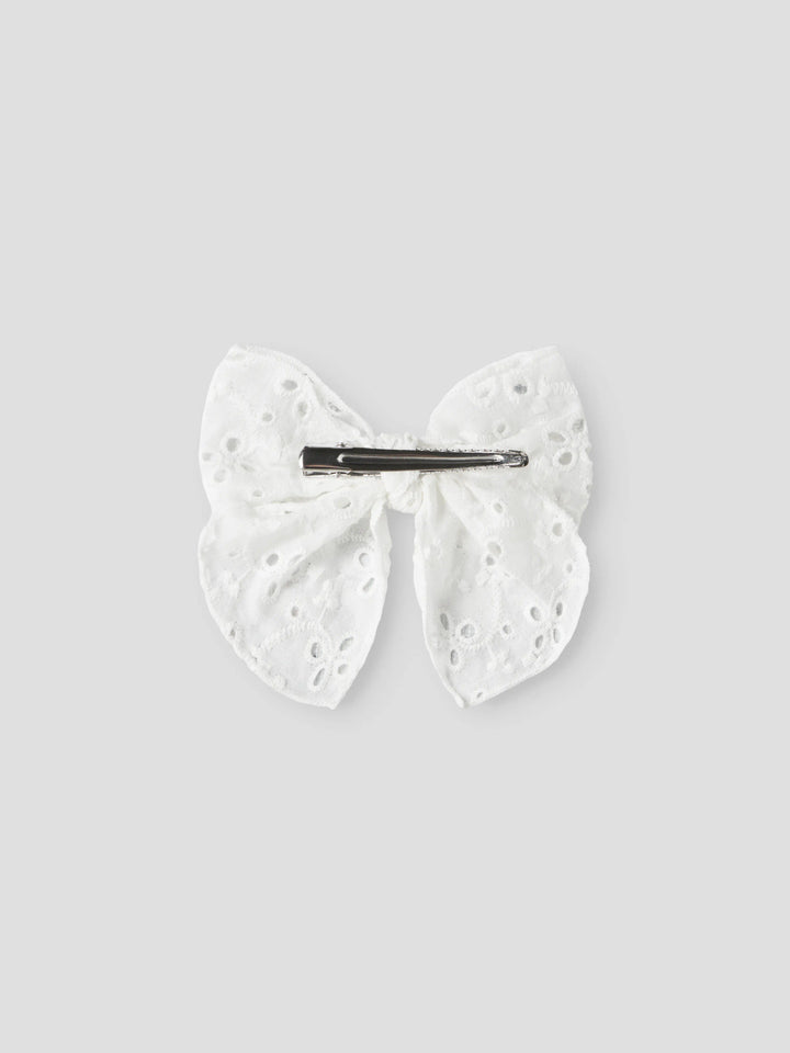 Vit stor rosett till flicka att ha i håret.
Hårklämma, Broderie anglaise-detalj
Hår rosett hårspänne till barn och ungdom flicka tjej från Name it.

NKFJOTILDA HAIRBOW
13256722